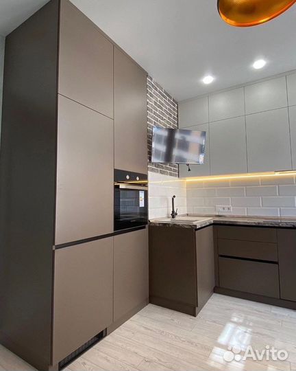 Угловая кухня с подсветкой, цвет молочный шоколад