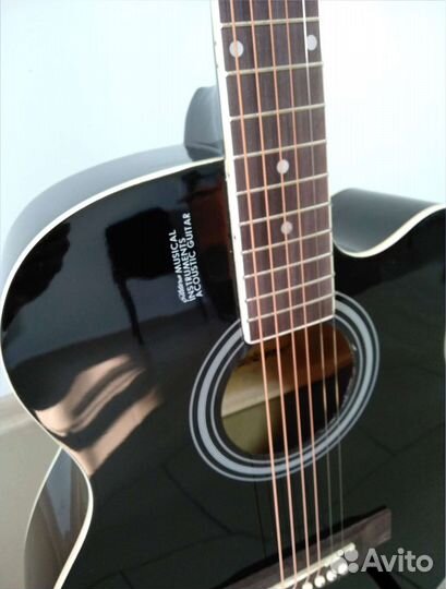 Акустическая гитара полноразмерная