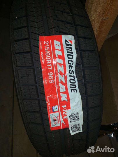 Bridgestone Blizzak VRX 215/60 R17