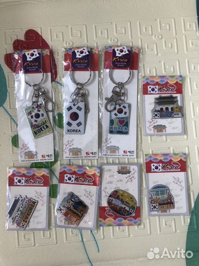 Брелки и магниты