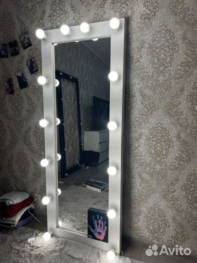 Гримерное зеркало с лампочками