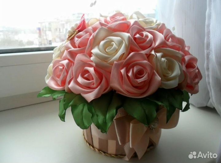 Розы из атласных лент