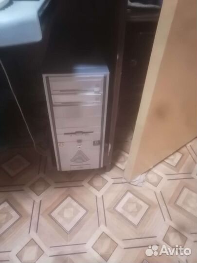 Компьютер с компьютерным столом