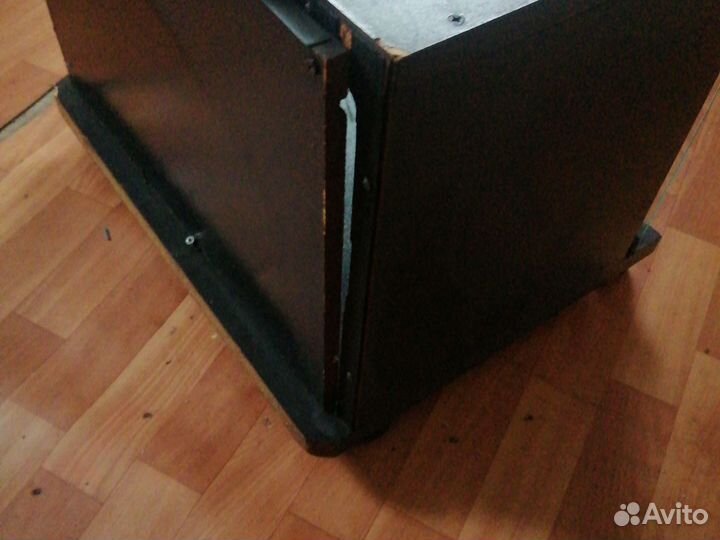 Тумбочка под телевизор бу на колёсиках