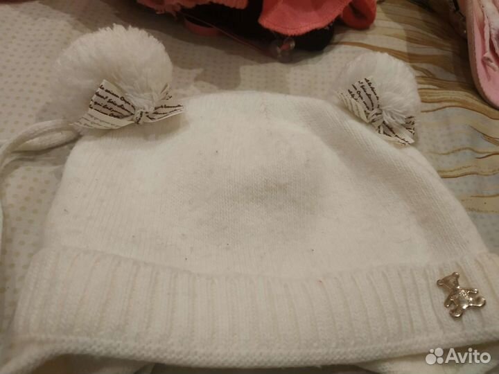 Много шапок для девочки