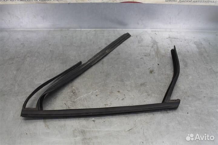 Уплотнитель стекла двери задней правой Ford Focus