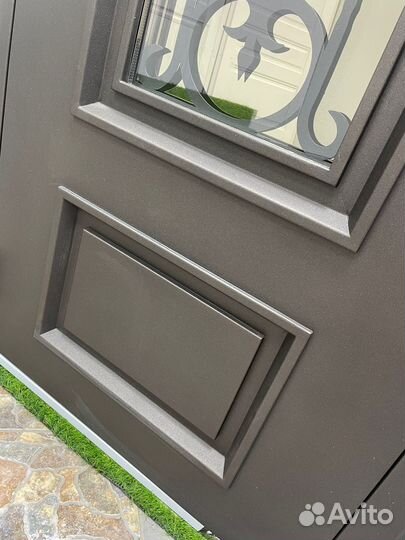 Дверь уличная со стеклом