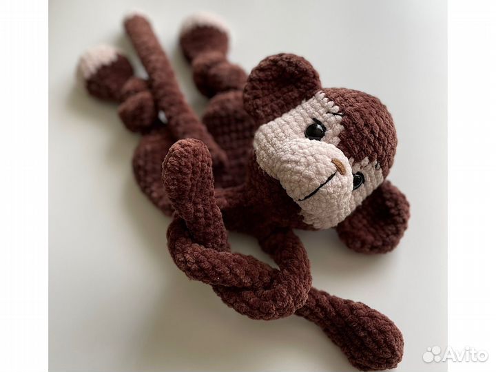 Вязанная игрушка-комфортер обезьянка
