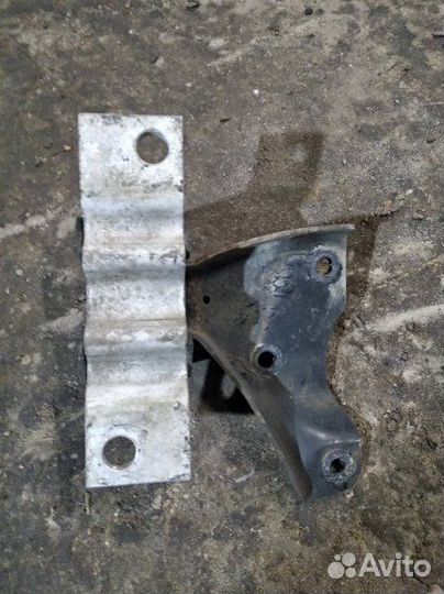 Опора двигателя правая Renault Logan K7J710 2008