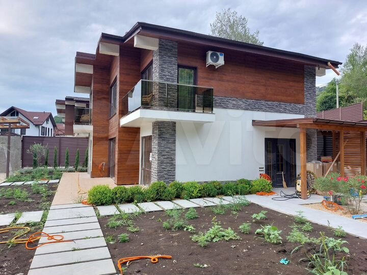 Коттедж 200 м² на участке 5 сот.