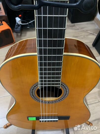 Классическая гитара со звукоснимателем