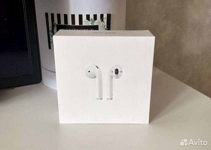 Коробка от AirPods наушников