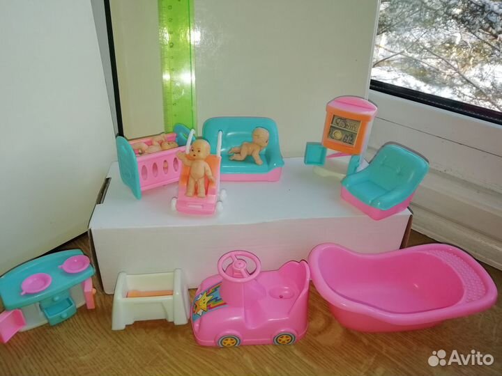Мебель для кукол Барби: столики, стулья