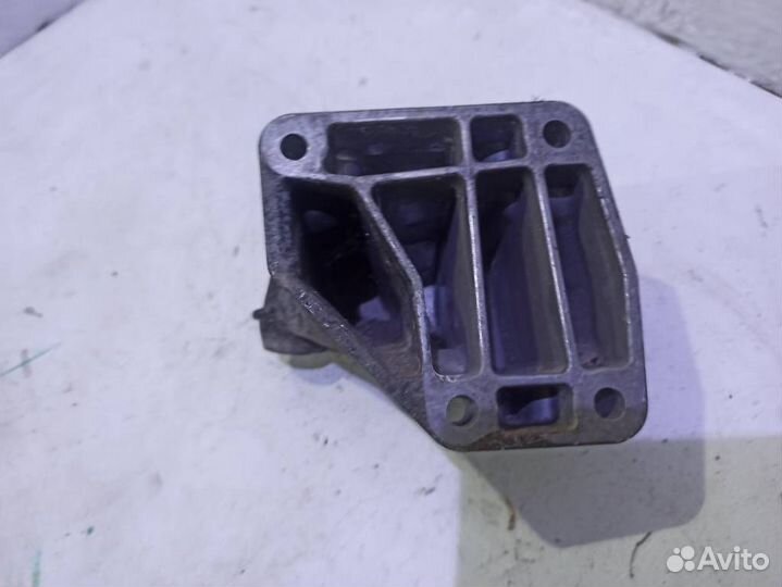 Кронштейн двигателя A6422236304