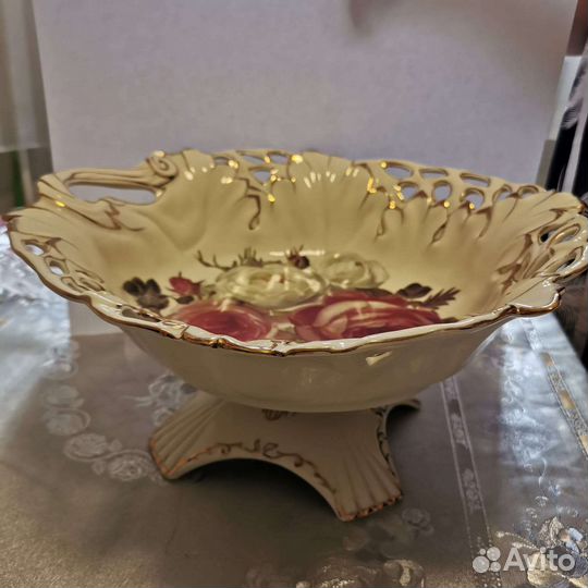 Ваза для фруктов на ножке