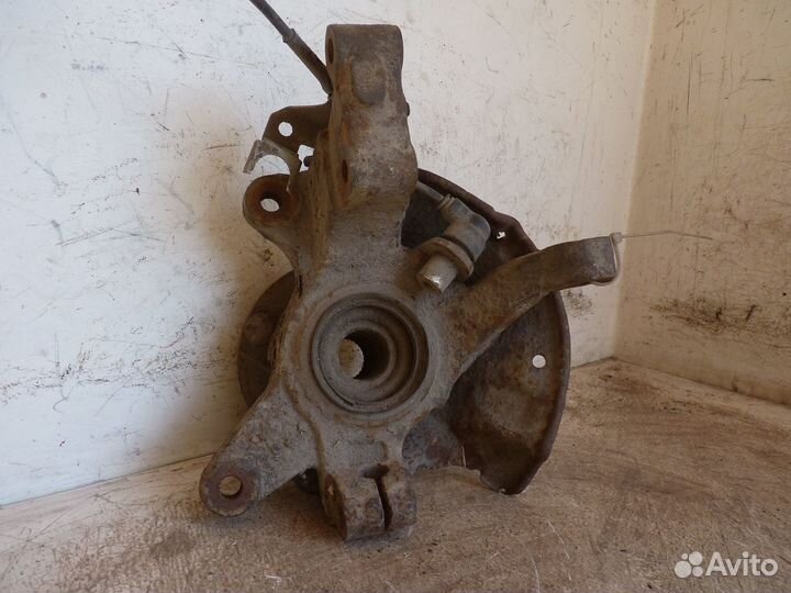 Ступица передняя Прав. Мазда 323 1996г