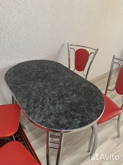 Кухонный стол и стулья