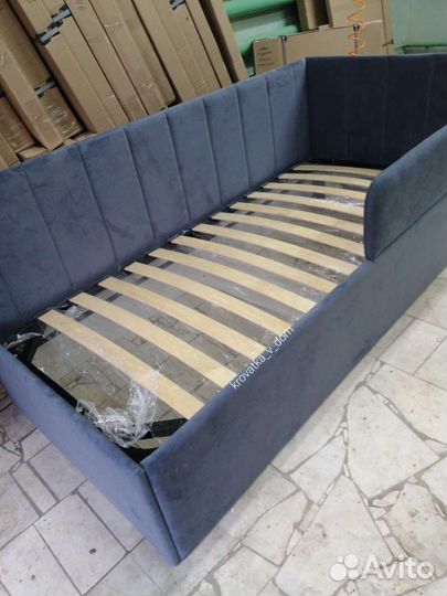 Детская кровать с мягкой спинкой С