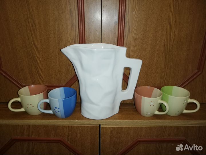 Кувшины с бокалами