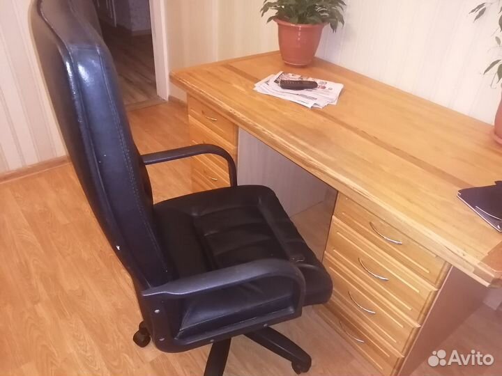Кожанное кресло б.у