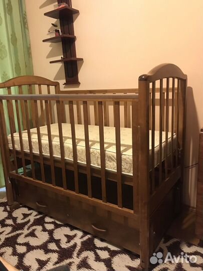 Детская кроватка с маятником