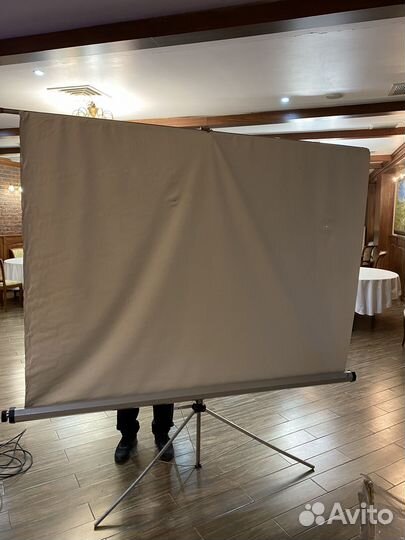 Экран на штативе 206* 209 см