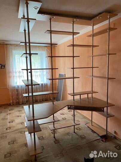 Компьютерный стол со стеллажом