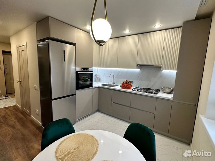 Кухня на заказ с доводчиками в Омске