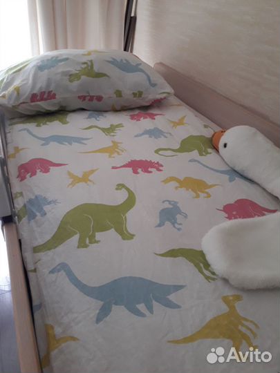 Детский уголок с кроватью и столом,шкаф и матрас