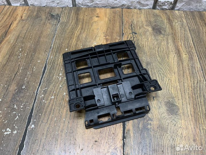 Skoda Yeti Кронштейн блока управления двигателем