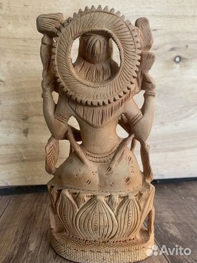 Статуэтка Лакшми из дерева