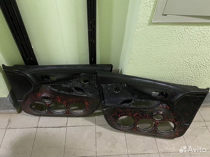 Обшивка передних автомобильных дверей