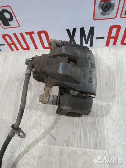 Суппорт передний правый Toyota Camry 55