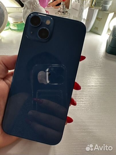 Телефон iPhone 13
