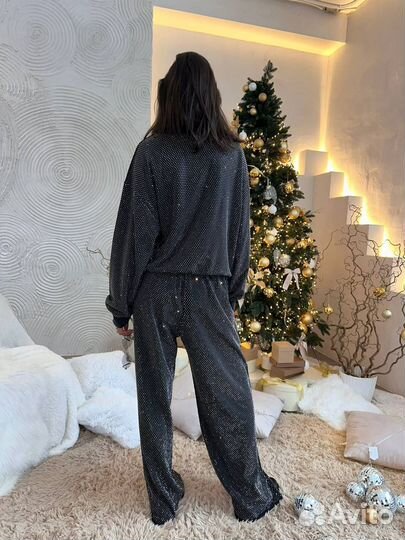 Спортивный костюм усыпанный стразами