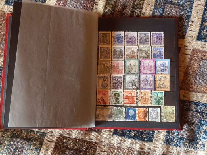 Альбом с почтовыми марками, 560 штук