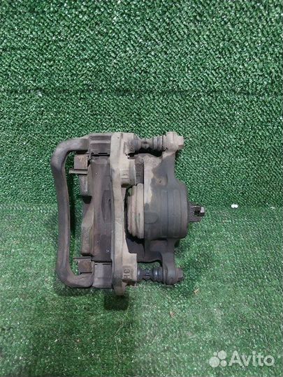 Суппорт тормозной передний левый Nissan Bluebird