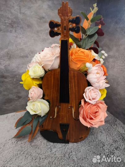 Букет цветов в скрипке