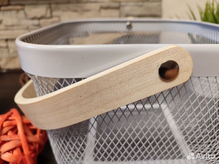 Корзина из металла с деревянной ручкой