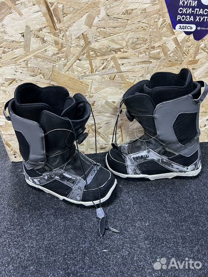 Сноуборд с креплениями и ботинками