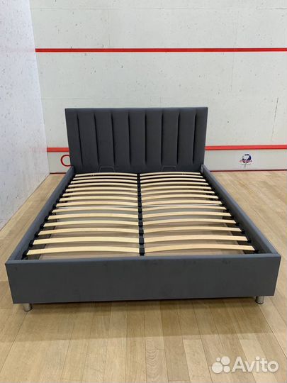 Кровать двухспальная с матрасом 160 200