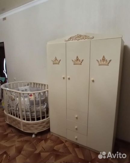 Шкаф детский трехстворчатый