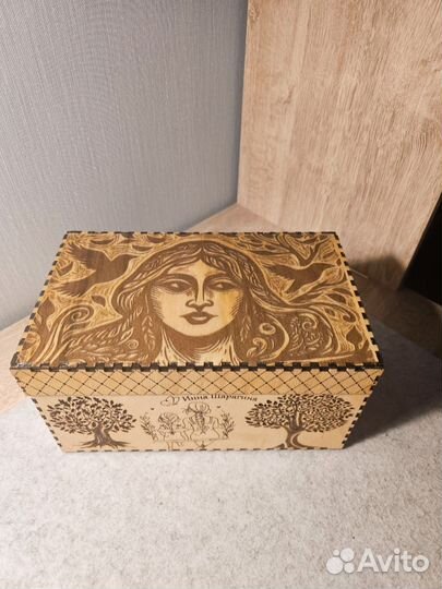 Деревянная шкатулка
