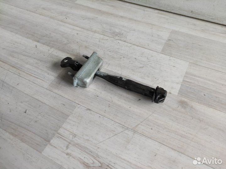 Ограничитель двери задний левый Opel Astra J 2010