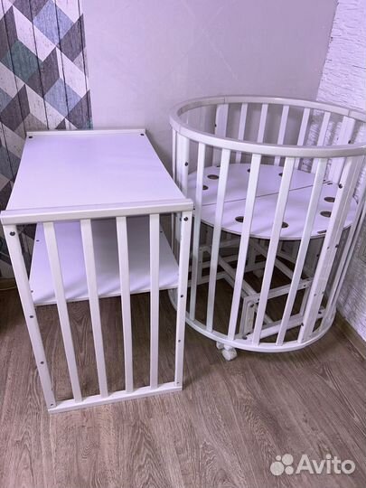 Детская кроватка с маятником