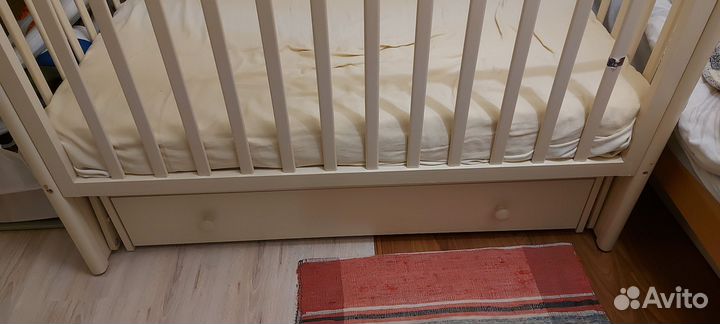 Детская кроватка с маятником и ящиком