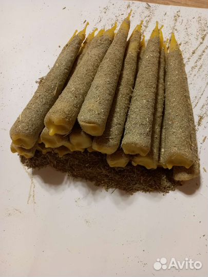 Свеча из пчелиного воска с полынью