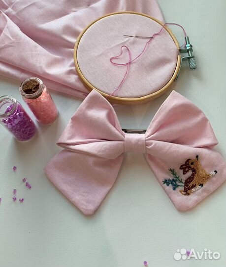 Бант с вышивкой ручная работа