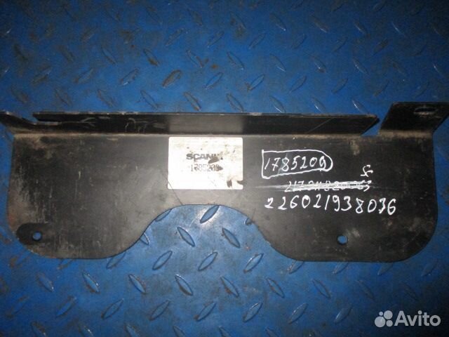 Кронштейн крепления холодильника левый Scania 1785