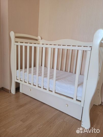 Кроватка с продольным и поперечным маятником